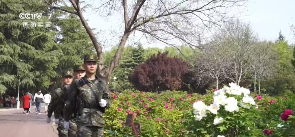 武警官兵坚守执勤一线 确保游客安全出行 武警官兵坚守执勤一线 确保游客安全出行