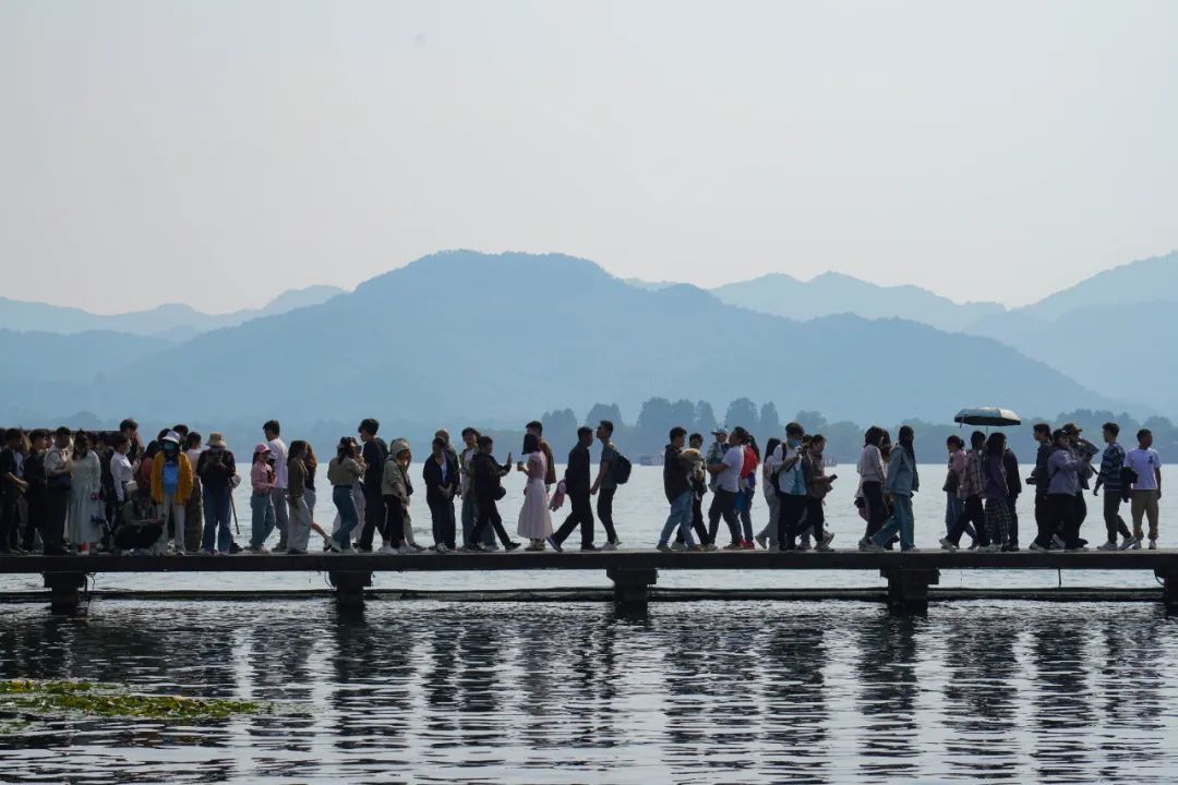 西湖边，很多人都被问住了！为啥没有栏杆？网友：这是“肌肉记忆”......