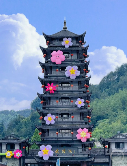张家界标志性仿古建筑“开花”引热议，景区回应：将及时反馈