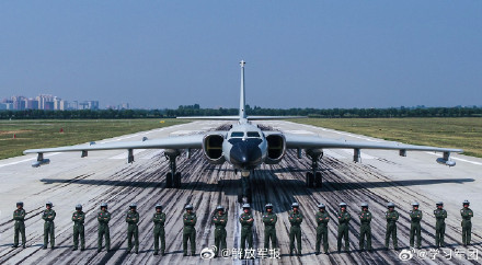 列阵长空！看“神威大队”飞行员雄鹰高飞
