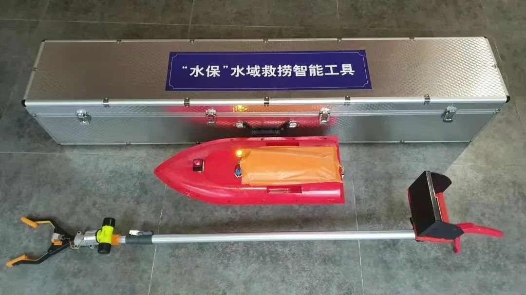 西湖边，很多人都被问住了！为啥没有栏杆？网友：这是“肌肉记忆”......