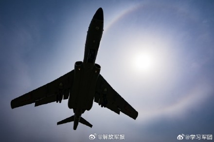 列阵长空！看“神威大队”飞行员雄鹰高飞