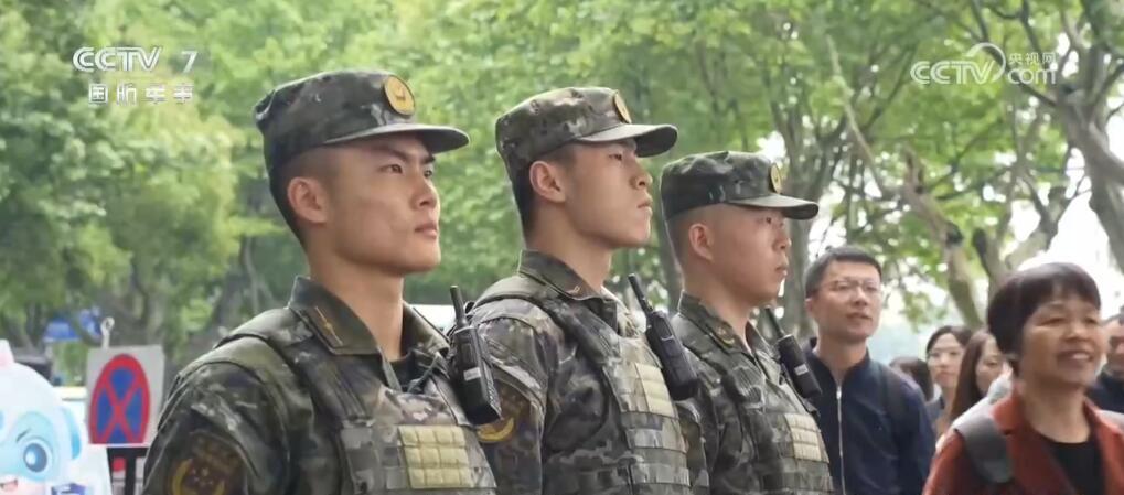 武警官兵坚守执勤一线 确保游客安全出行 武警官兵坚守执勤一线 确保游客安全出行