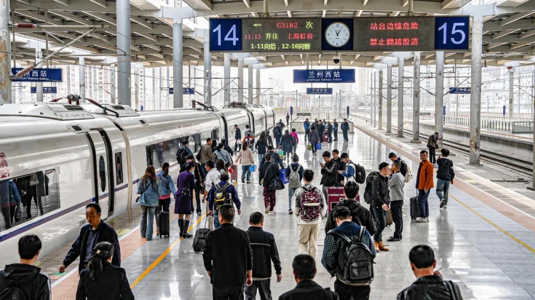 兰州铁路局假期首日发送旅客43万人