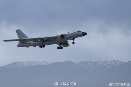 列阵长空！看“神威大队”飞行员雄鹰高飞