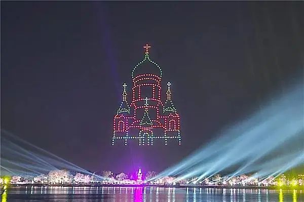 超炫酷！数百架无人机点亮冰城夜空