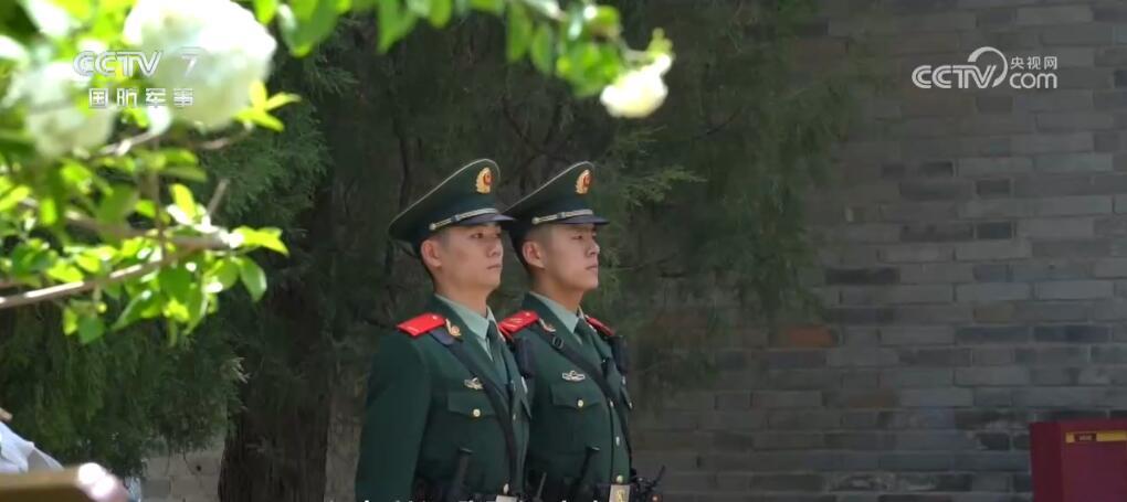 武警官兵坚守执勤一线 确保游客安全出行 武警官兵坚守执勤一线 确保游客安全出行