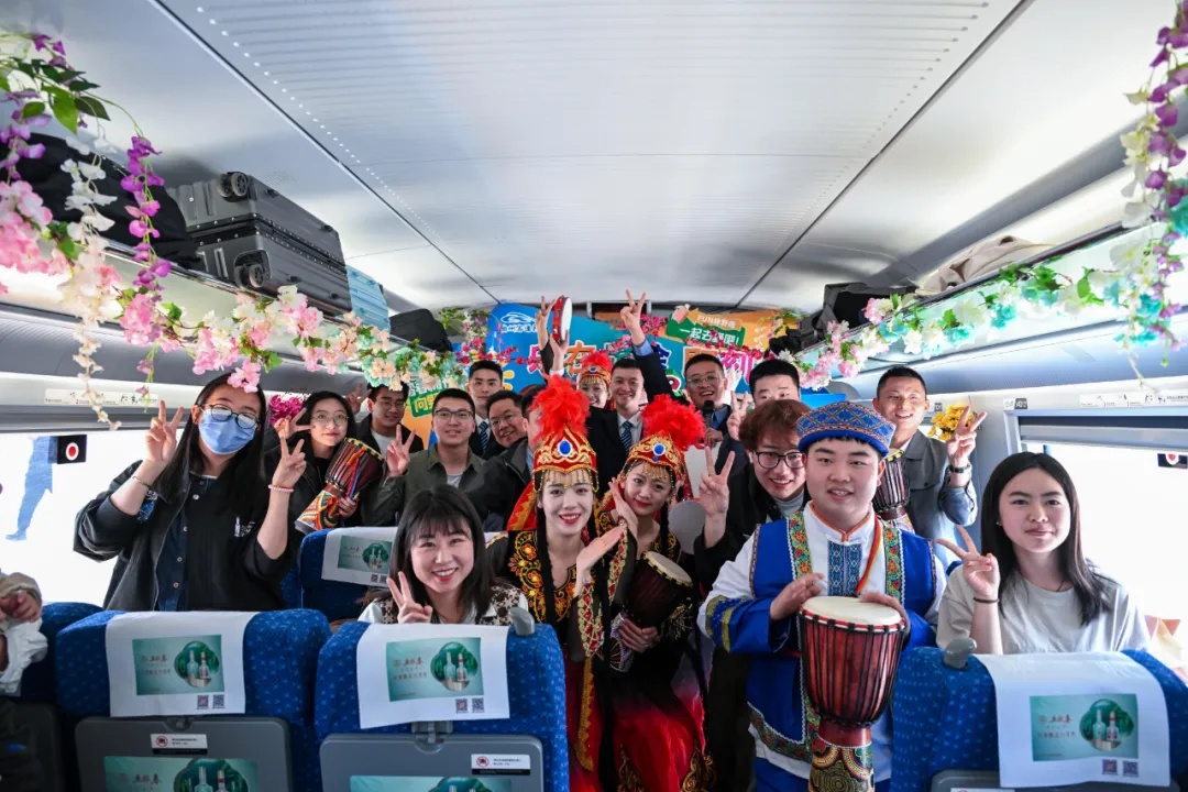 兰州铁路局假期首日发送旅客43万人