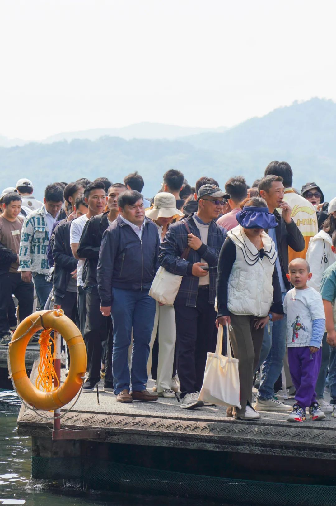 西湖边，很多人都被问住了！为啥没有栏杆？网友：这是“肌肉记忆”......