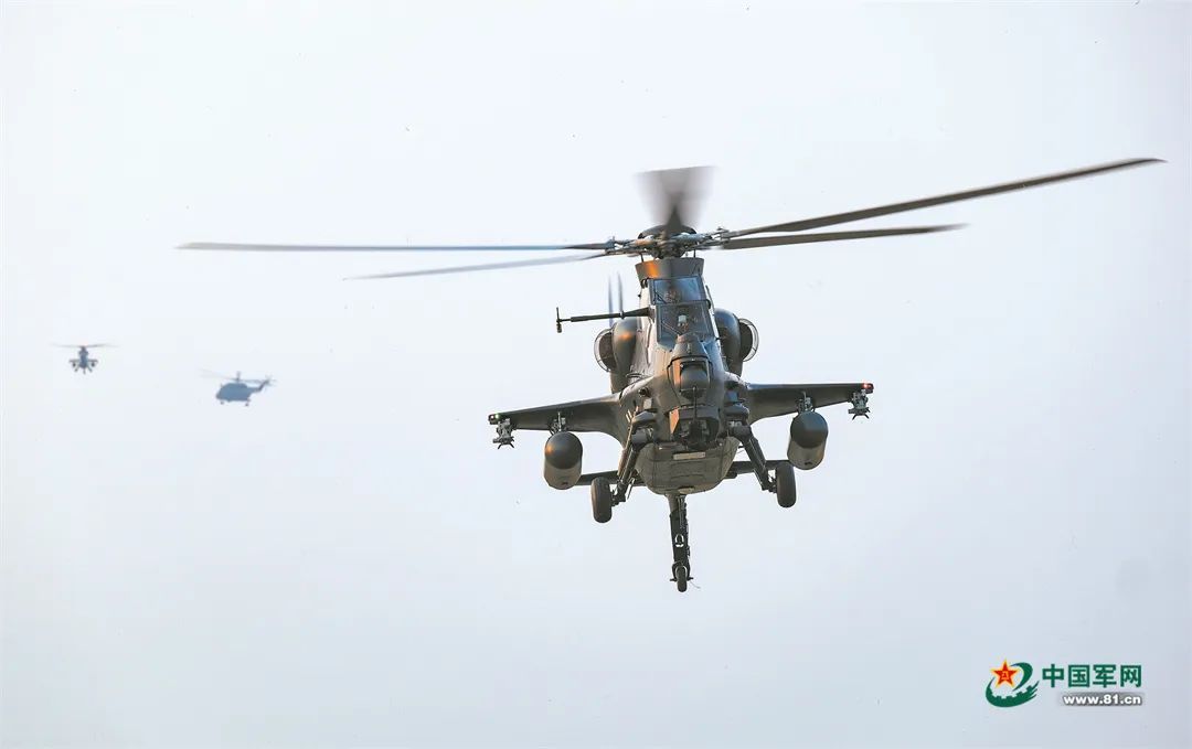 空中突击起风雷！陆军某旅开展多课目飞行训练