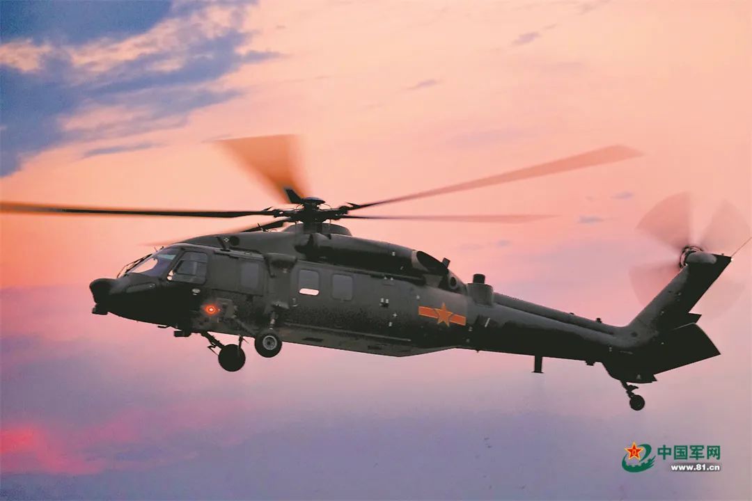 空中突击起风雷！陆军某旅开展多课目飞行训练