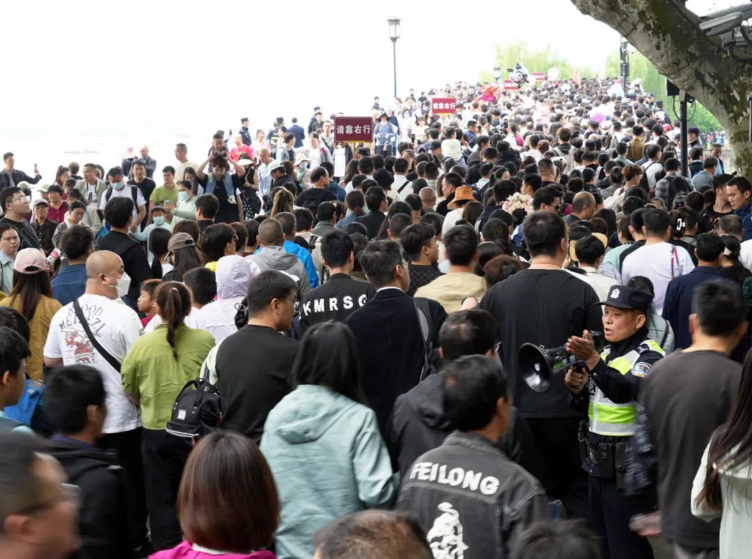 西湖边，很多人都被问住了！为啥没有栏杆？网友：这是“肌肉记忆”......