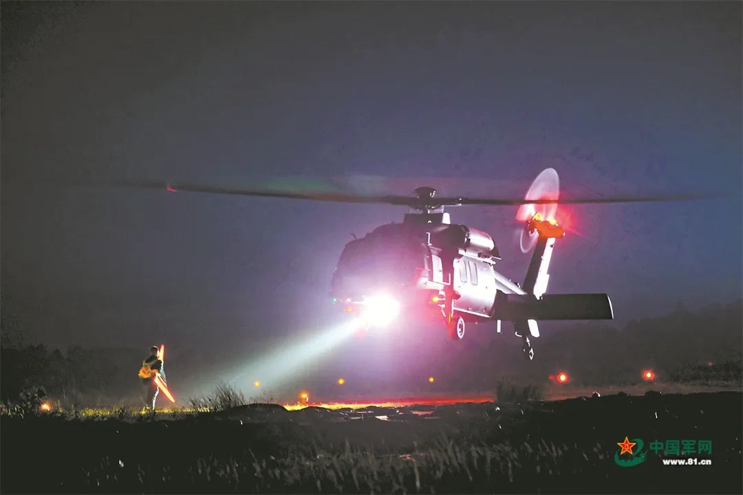 空中突击起风雷！陆军某旅开展多课目飞行训练