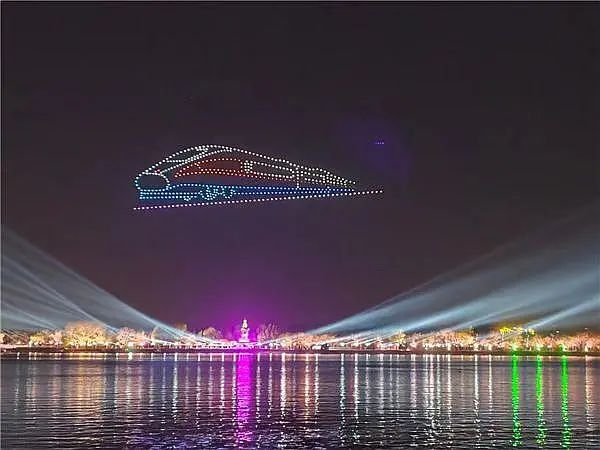 超炫酷！数百架无人机点亮冰城夜空