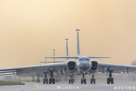 列阵长空！看“神威大队”飞行员雄鹰高飞