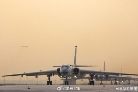 列阵长空！看“神威大队”飞行员雄鹰高飞