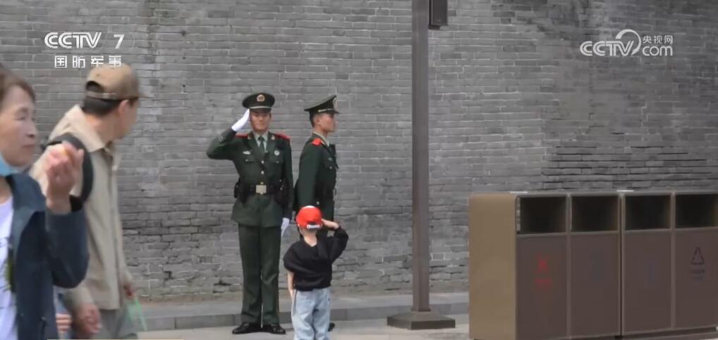 武警官兵坚守执勤一线 确保游客安全出行 武警官兵坚守执勤一线 确保游客安全出行