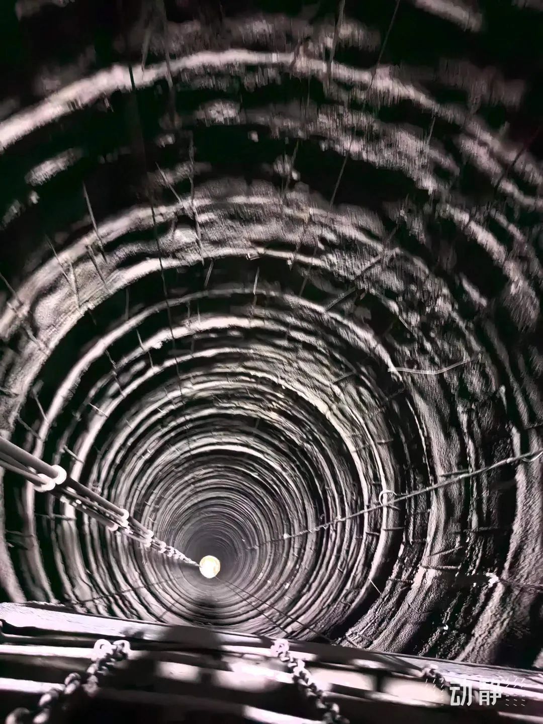 150层楼高!贵州公路隧道第一深竖井贯通 150层楼高!贵州公路隧道第一深竖井贯通