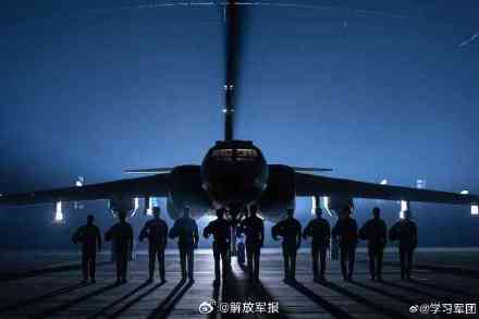 列阵长空！看“神威大队”飞行员雄鹰高飞