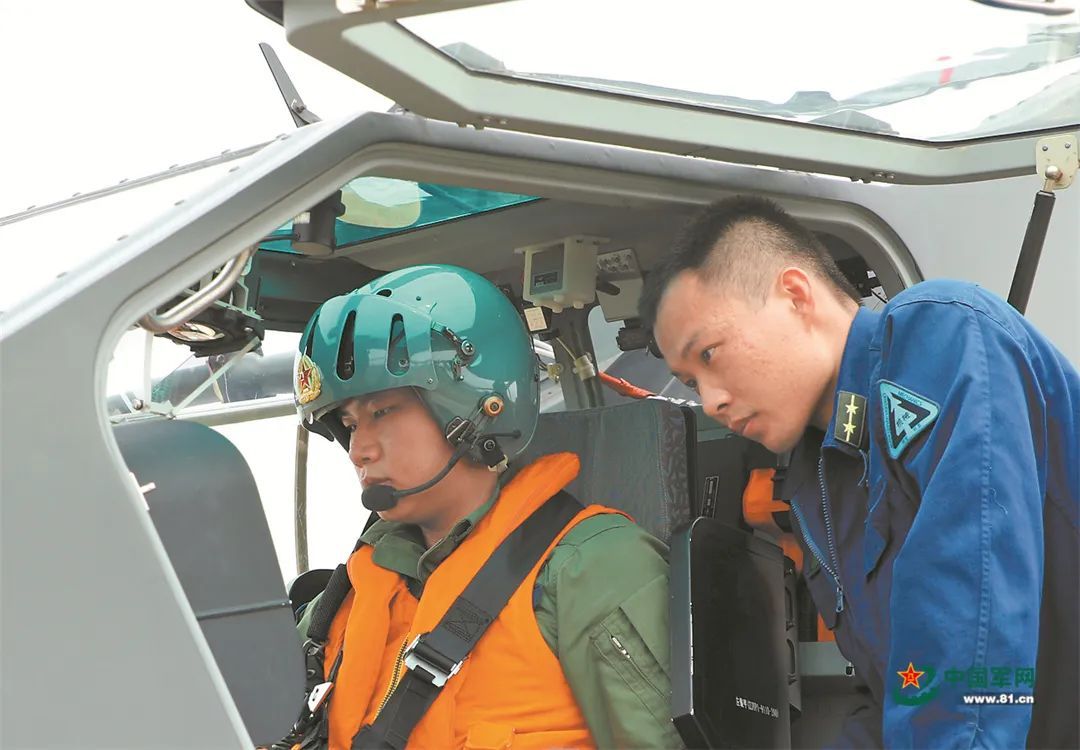 空中突击起风雷！陆军某旅开展多课目飞行训练