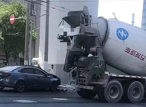 沪上一水泥搅拌车与轿车猛烈撞击，地面留下长距离刹车拖印…