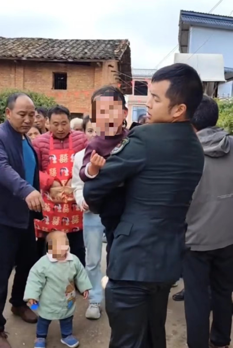 云南昭通95后兵哥哥婚礼途中救起落水女童，妻子：感到骄傲