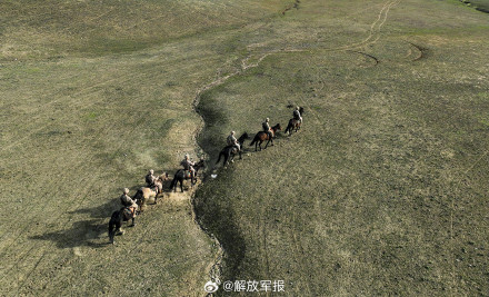 致敬坚守！边防战士骑马巡边疆