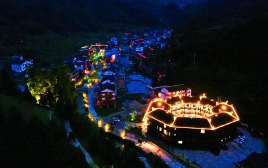 湖南新化：“五一”假期迎来旅游热潮
