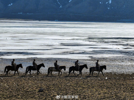致敬坚守！边防战士骑马巡边疆