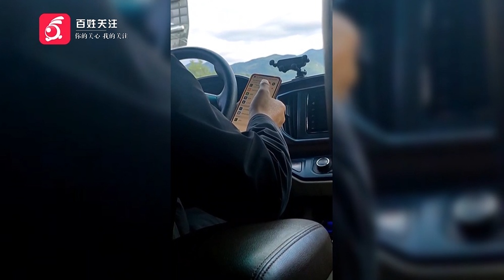 打电话聊微信！司机高速上单手“狂飙”，乘客一路提心吊胆...