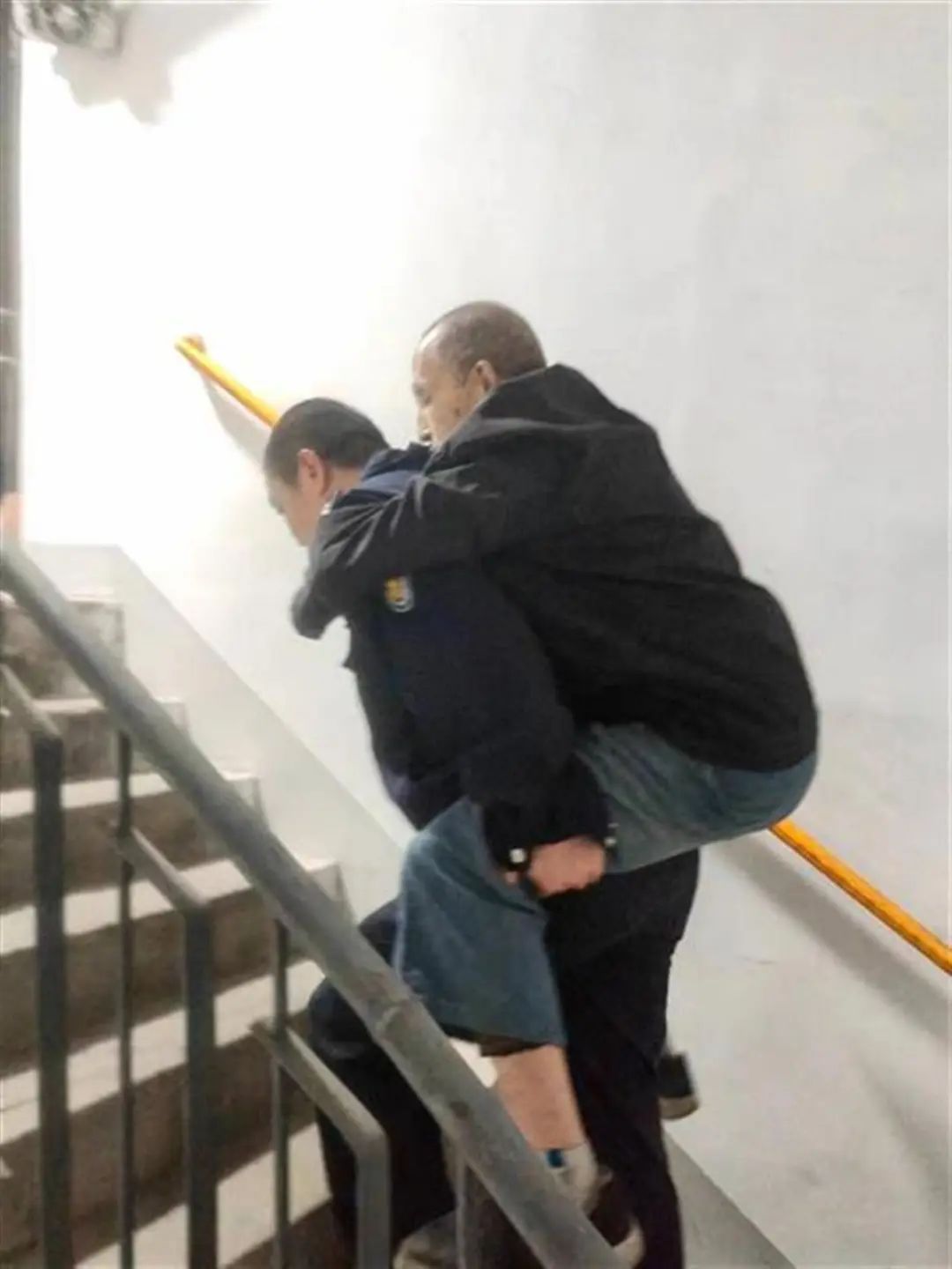 他们背着老人爬上5楼的样子，真帅！