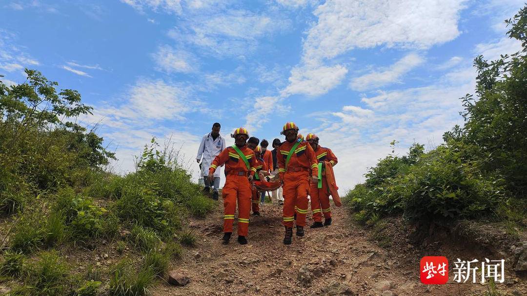 37岁女子登圌山昏厥，镇江消防接连解救两名被困登山者