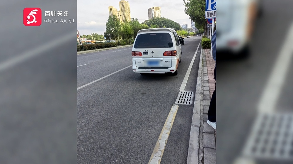 打电话聊微信！司机高速上单手“狂飙”，乘客一路提心吊胆...