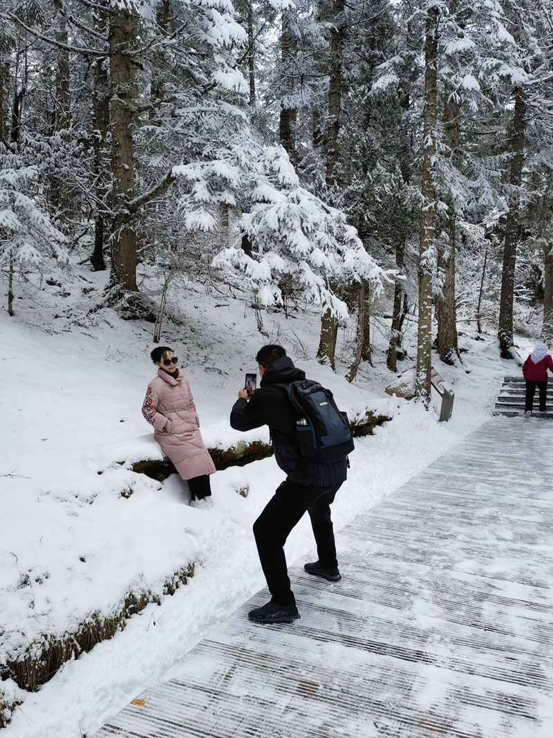 四川黄龙景区迎降雪 “人间瑶池”迎客来 四川黄龙景区迎降雪 “人间瑶池”迎客来