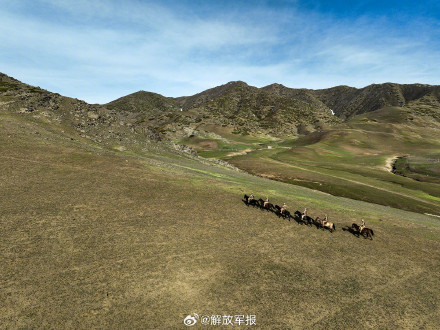 致敬坚守！边防战士骑马巡边疆