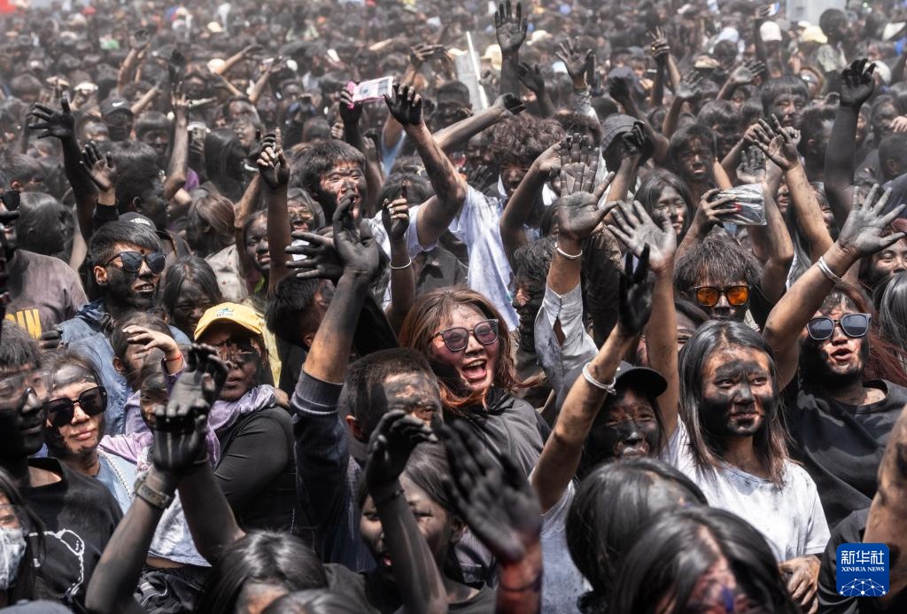 云南墨江:“抹黑脸” 送祝福 云南墨江:“抹黑脸” 送祝福