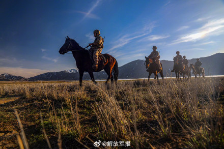 致敬坚守！边防战士骑马巡边疆