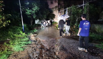 广东20人深夜爬山遇强雷雨被困，当地多部门通宵营救