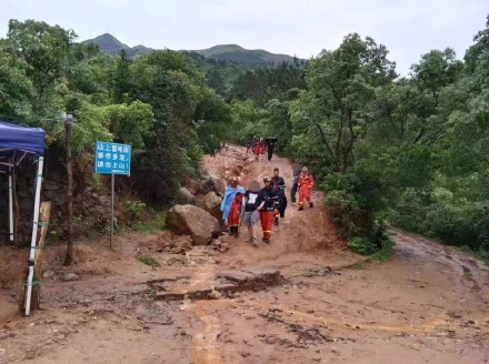 广东20人深夜爬山遇强雷雨被困，当地多部门通宵营救