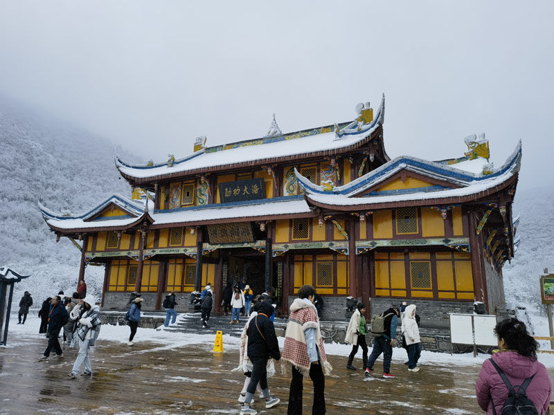 四川黄龙景区迎降雪 “人间瑶池”迎客来 四川黄龙景区迎降雪 “人间瑶池”迎客来
