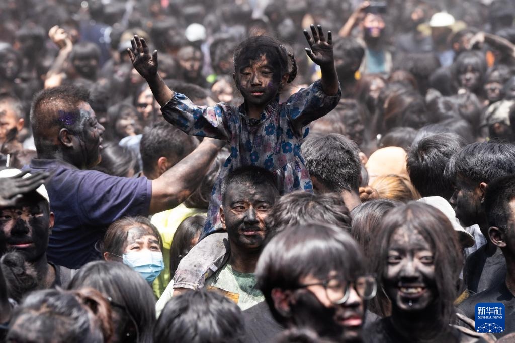云南墨江:“抹黑脸” 送祝福 云南墨江:“抹黑脸” 送祝福