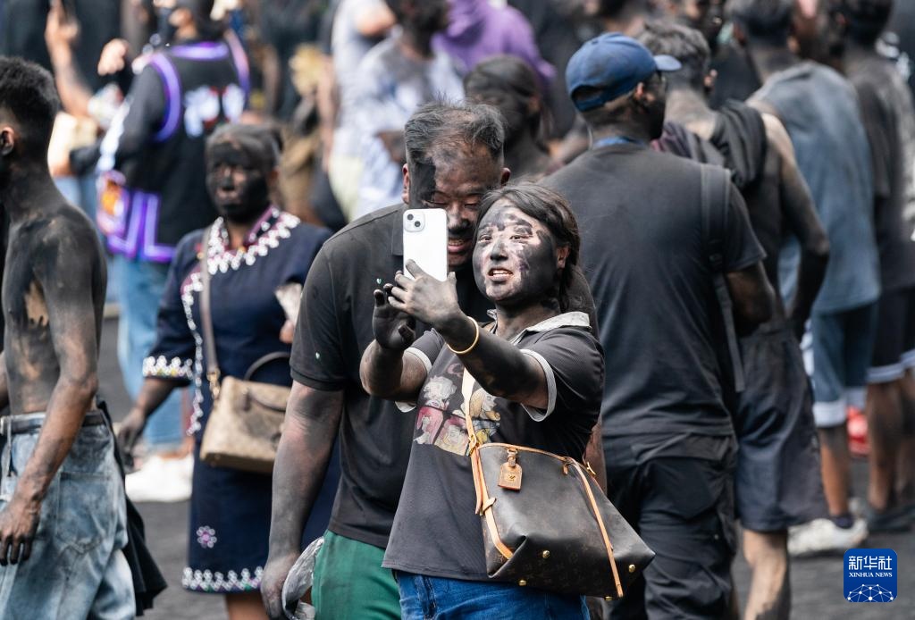 云南墨江:“抹黑脸” 送祝福 云南墨江:“抹黑脸” 送祝福