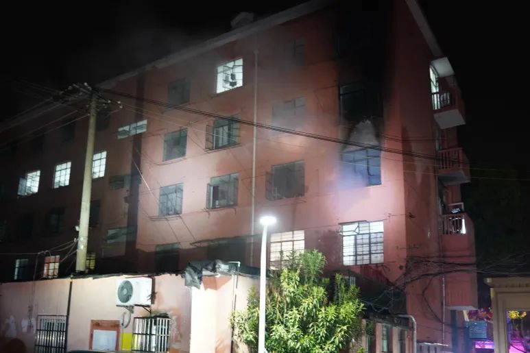 宿舍没了!凌晨1点,“热得快”变“烧得快” 宿舍没了!凌晨1点,“热得快”变“烧得快”