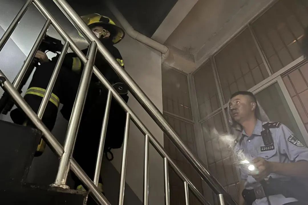 熏成黑炭还是帅！网友在线给“娃娃脸”民警征婚