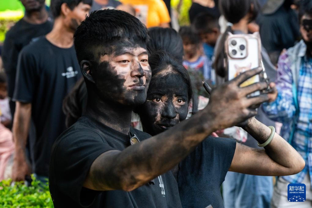 云南墨江:“抹黑脸” 送祝福 云南墨江:“抹黑脸” 送祝福