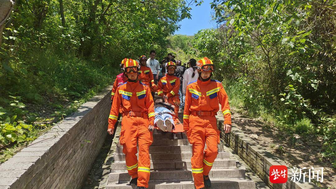 37岁女子登圌山昏厥，镇江消防接连解救两名被困登山者