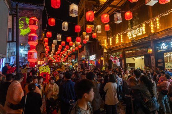 湖南新化：“五一”假期迎来旅游热潮