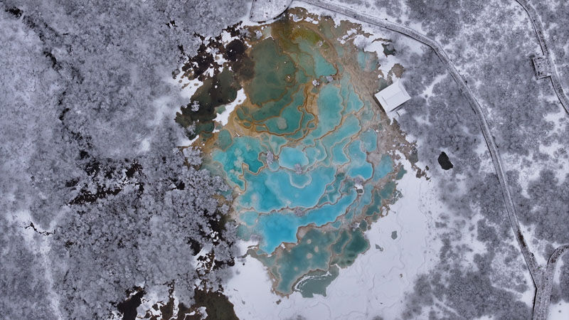 四川黄龙景区迎降雪 “人间瑶池”迎客来 四川黄龙景区迎降雪 “人间瑶池”迎客来