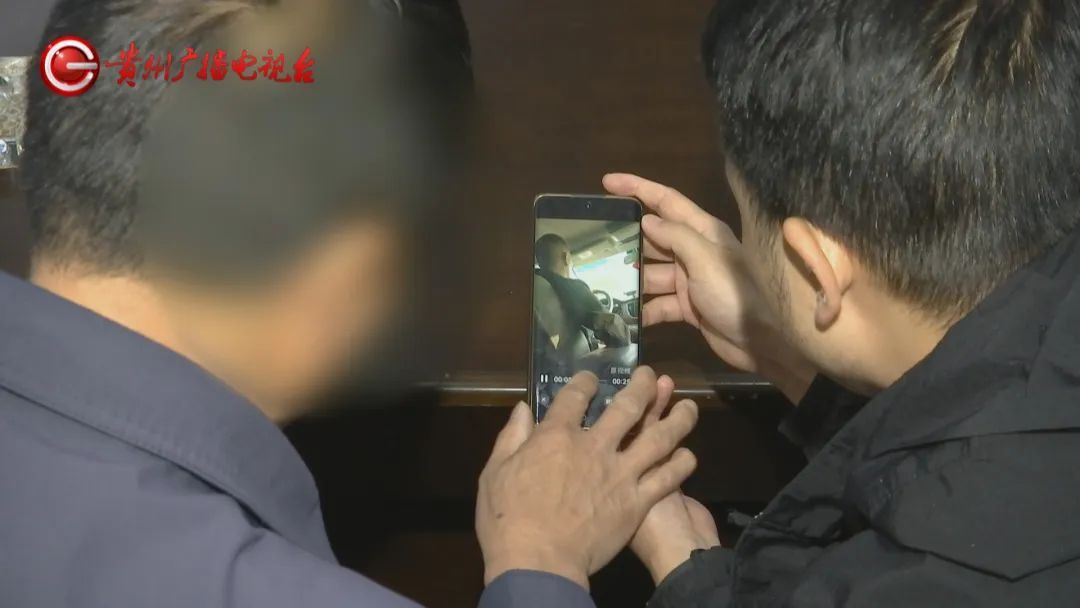 打电话聊微信！司机高速上单手“狂飙”，乘客一路提心吊胆...