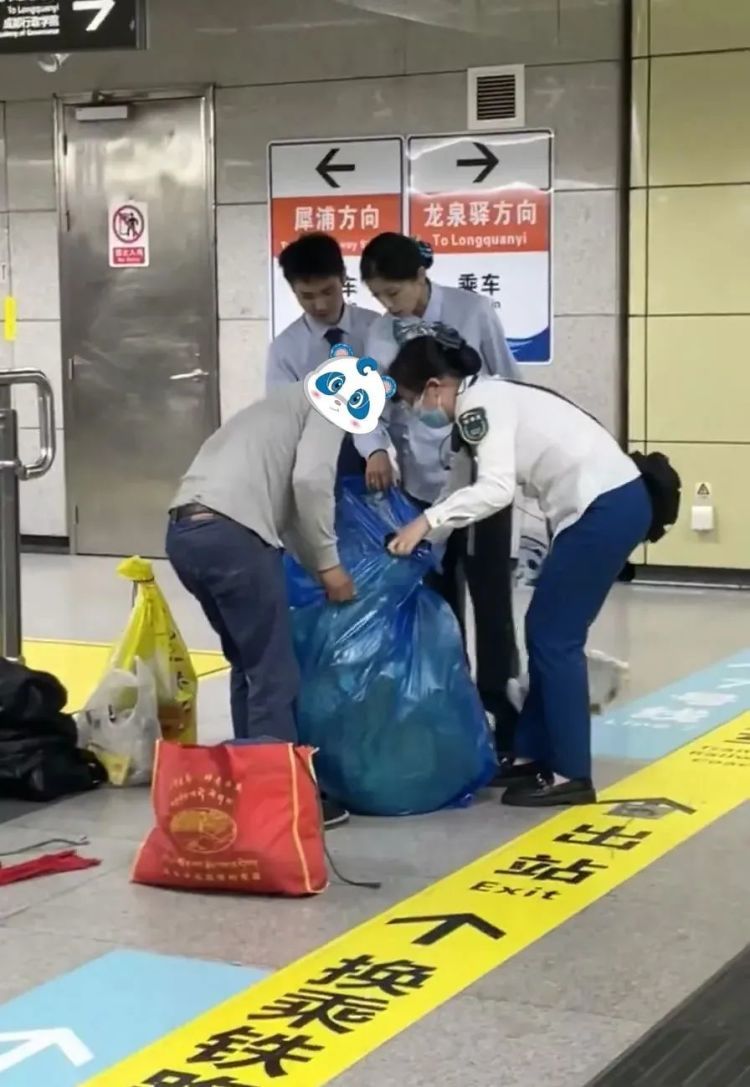 成都地铁“行李大拯救”，火了！